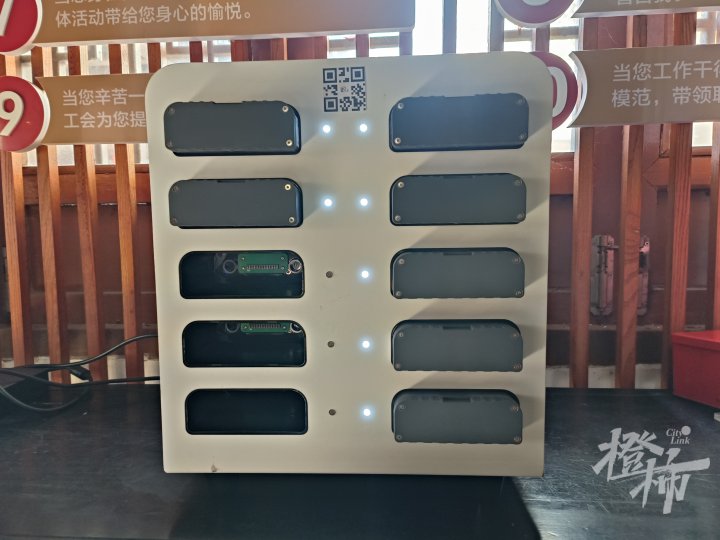 太希智行外骨骼机器人的电池换电柜