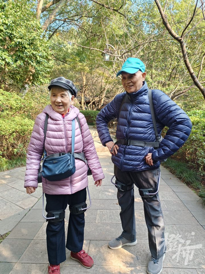 92岁楼奶奶与90岁张爷爷穿戴外骨骼登山感觉蛮轻松