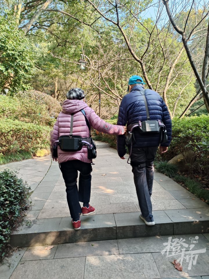 92岁楼奶奶与90岁张爷爷