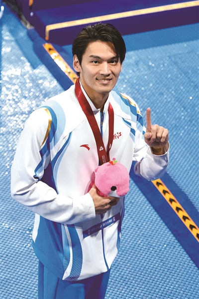 徐嘉余游出1分56秒63,无悬念夺冠。