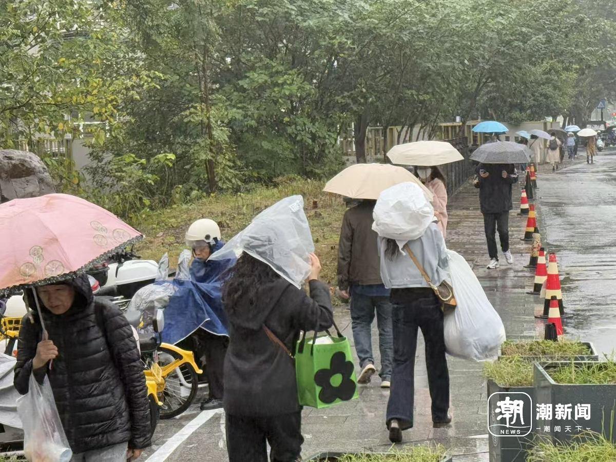 市民用塑料袋挡雨。潮新闻记者戴佳轶/摄