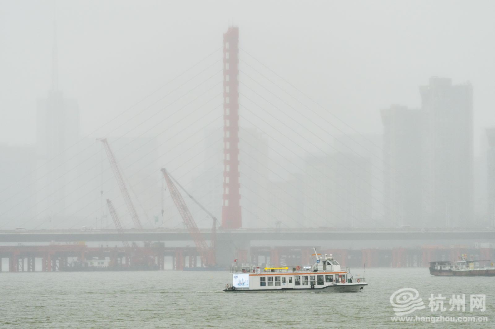 11月17日,杭州网记者跟随工作人员体验非机动车过江轮渡