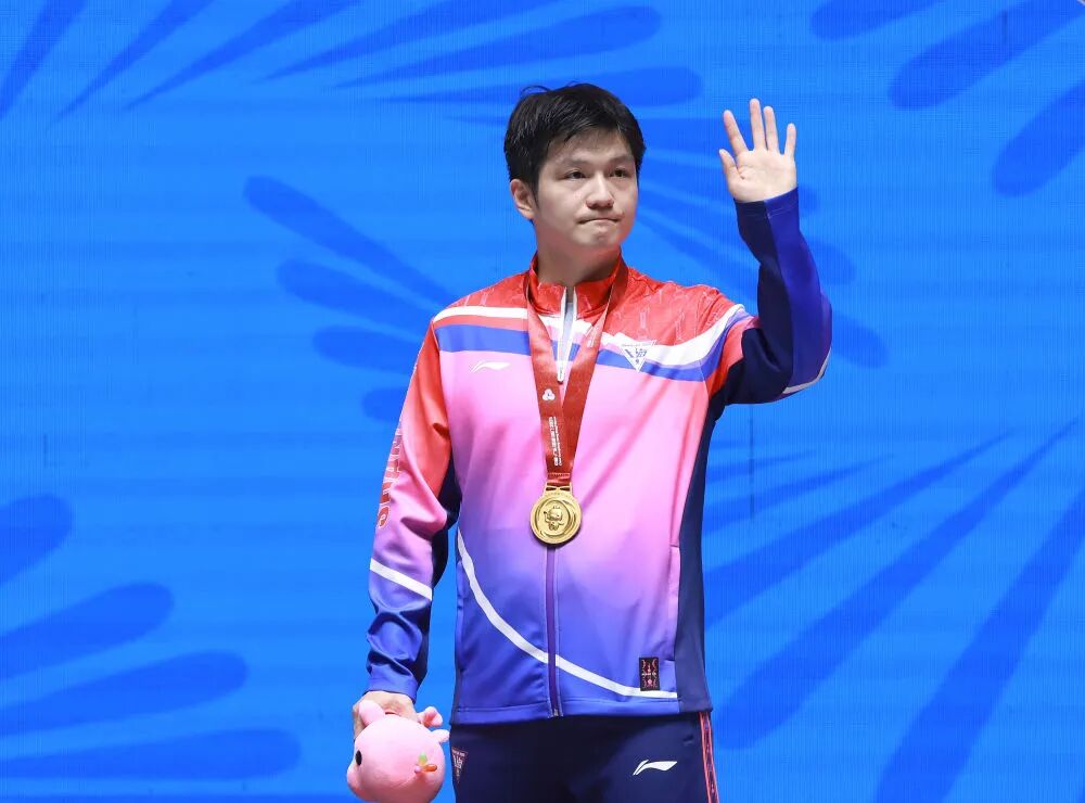 △ 11月16日,冠军上海队选手樊振东在颁奖仪式上。新华社记者 梁旭 摄