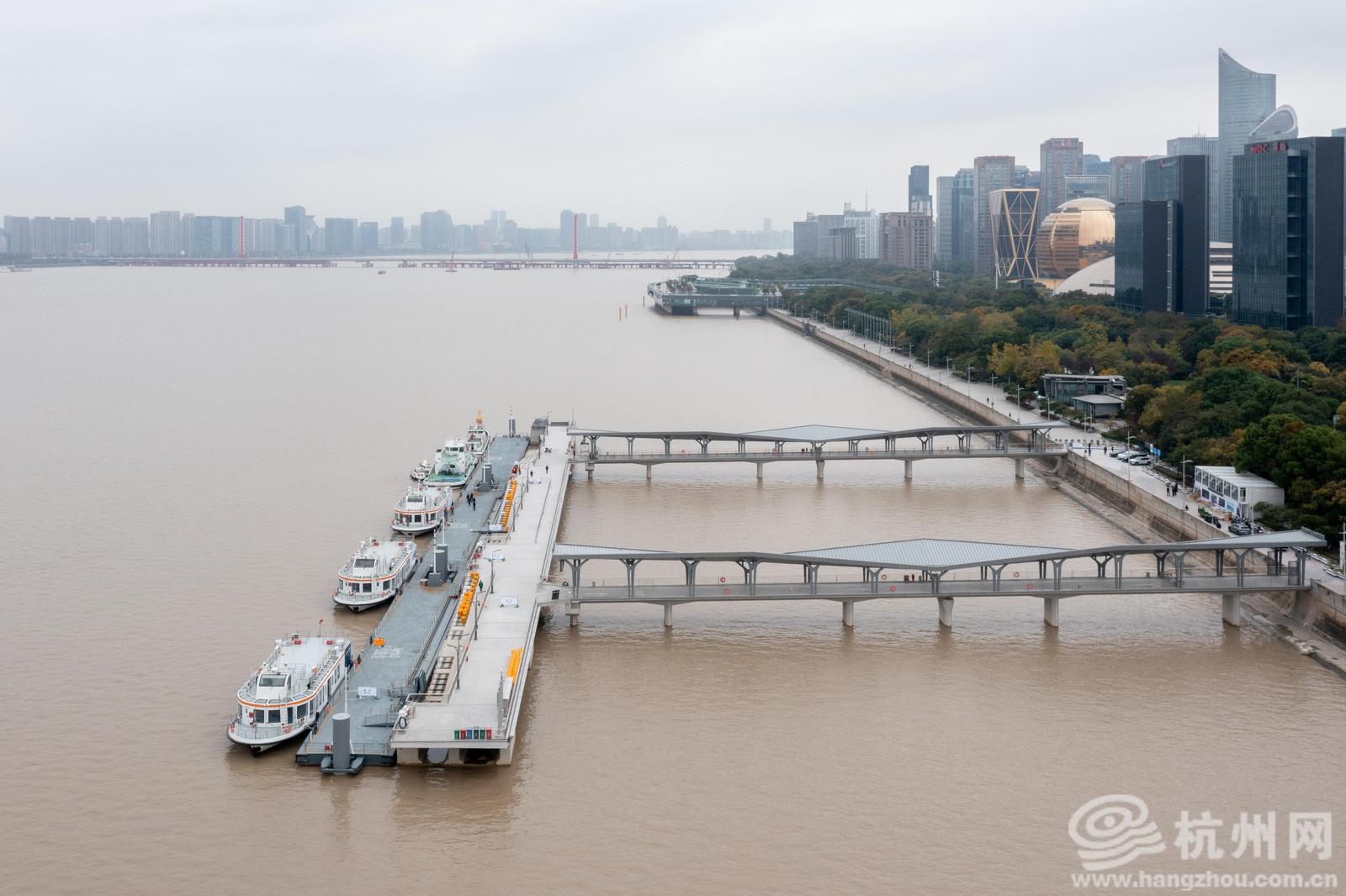 11月12日,记者航拍视角下的非机动车过江轮渡口