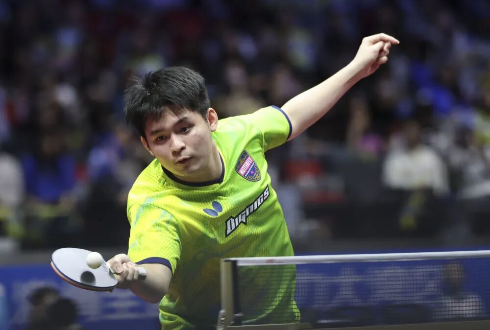 △ 11月16日,海南队选手林诗栋在比赛中回球。新华社记者 刘续 摄