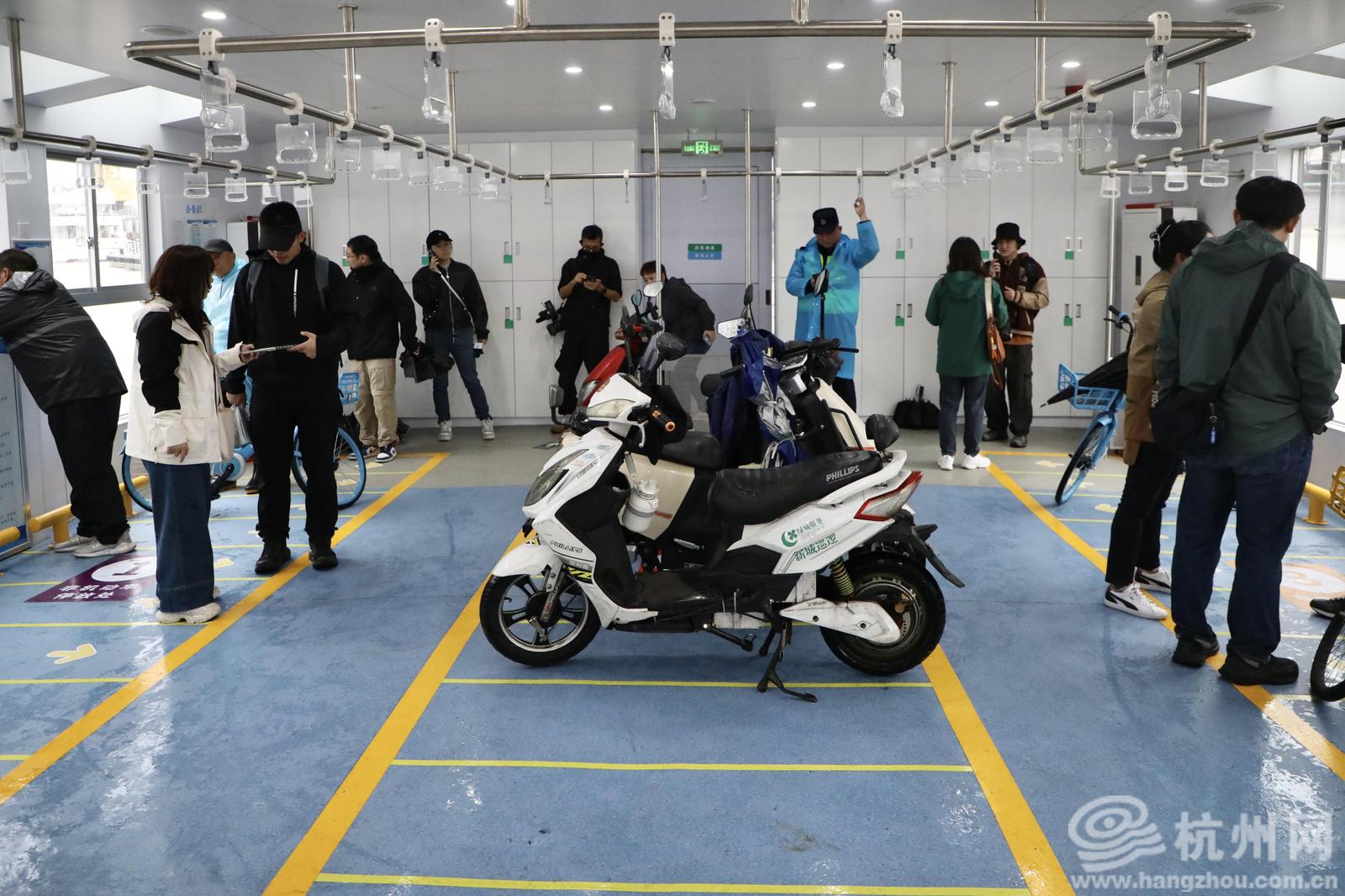 11月17日,杭州网记者跟随工作人员体验非机动车过江轮渡