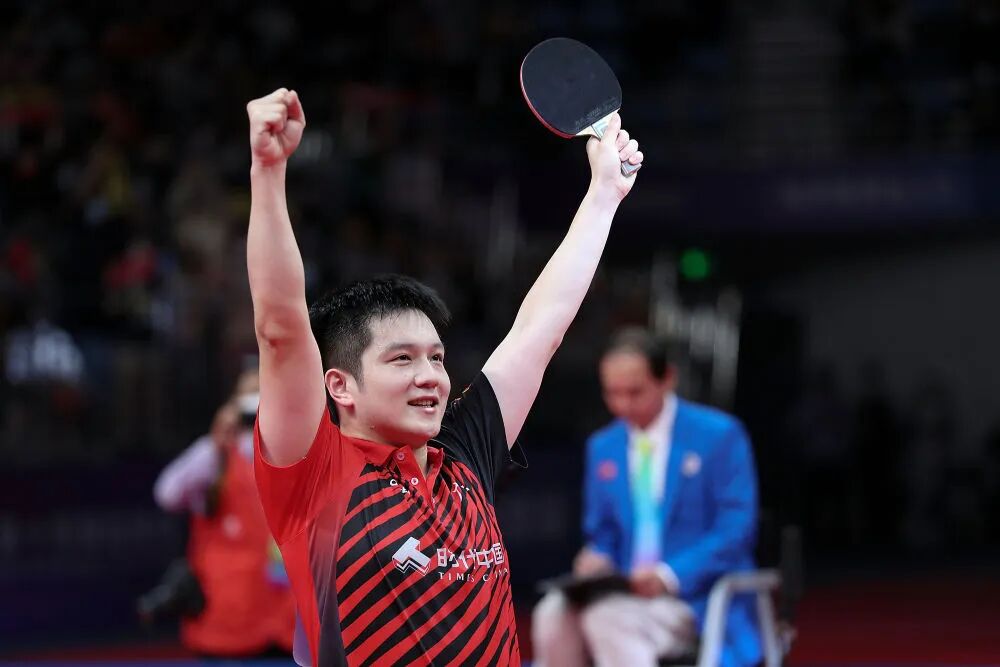 △ 2021年9月21日,广东队选手樊振东获胜后庆祝。当日,在陕西延安进行的第十四届全运会乒乓球项目男子团体决赛中,广东队以3比1战胜北京队获得冠军。新华社记者 张涛 摄