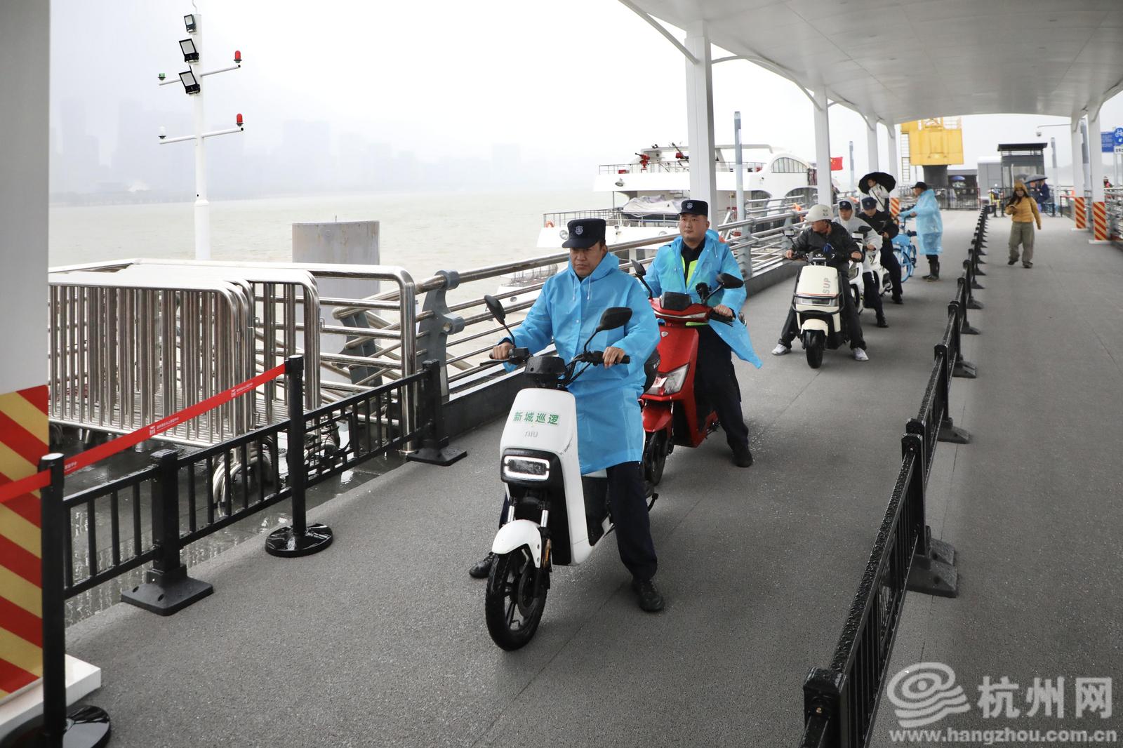 11月17日,杭州网记者跟随工作人员体验非机动车过江轮渡