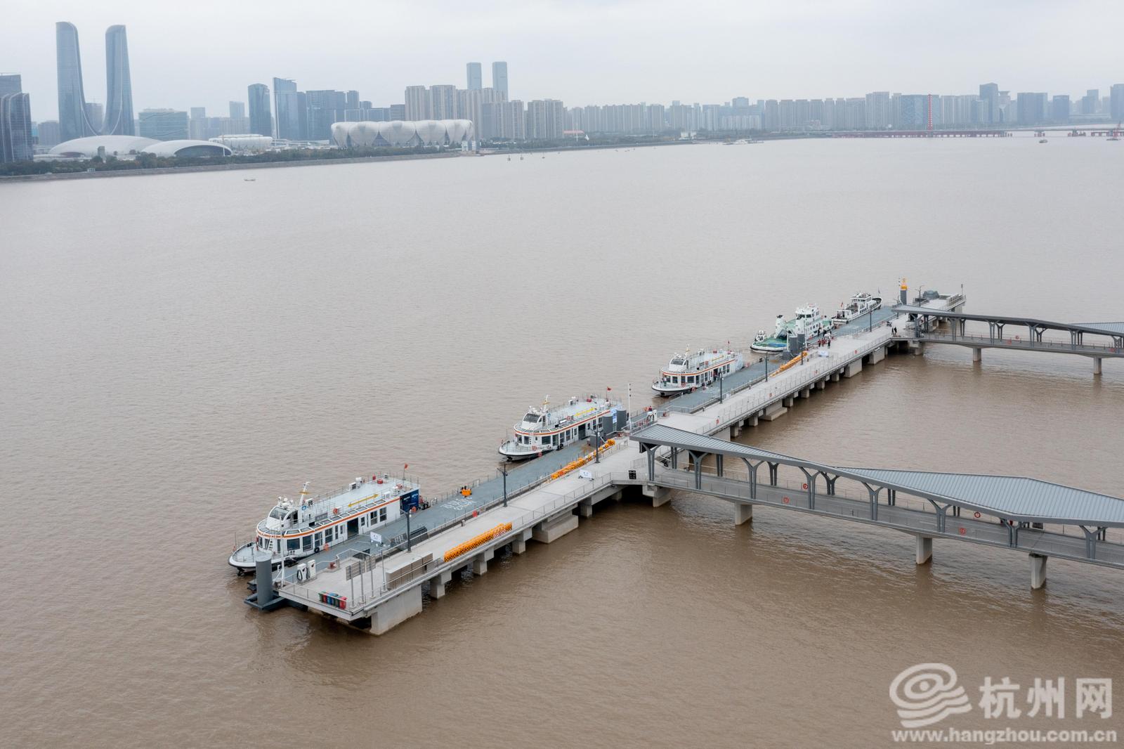 11月12日,记者航拍视角下的非机动车过江轮渡口