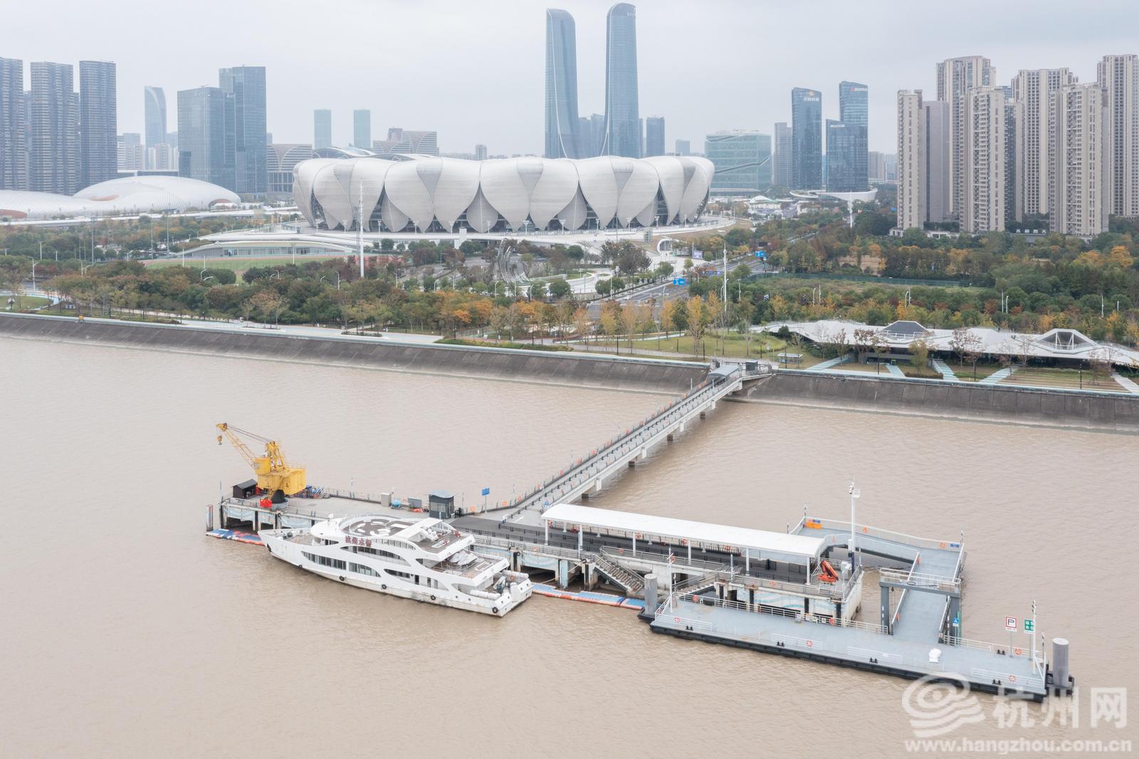 11月12日,记者航拍视角下的非机动车过江轮渡口