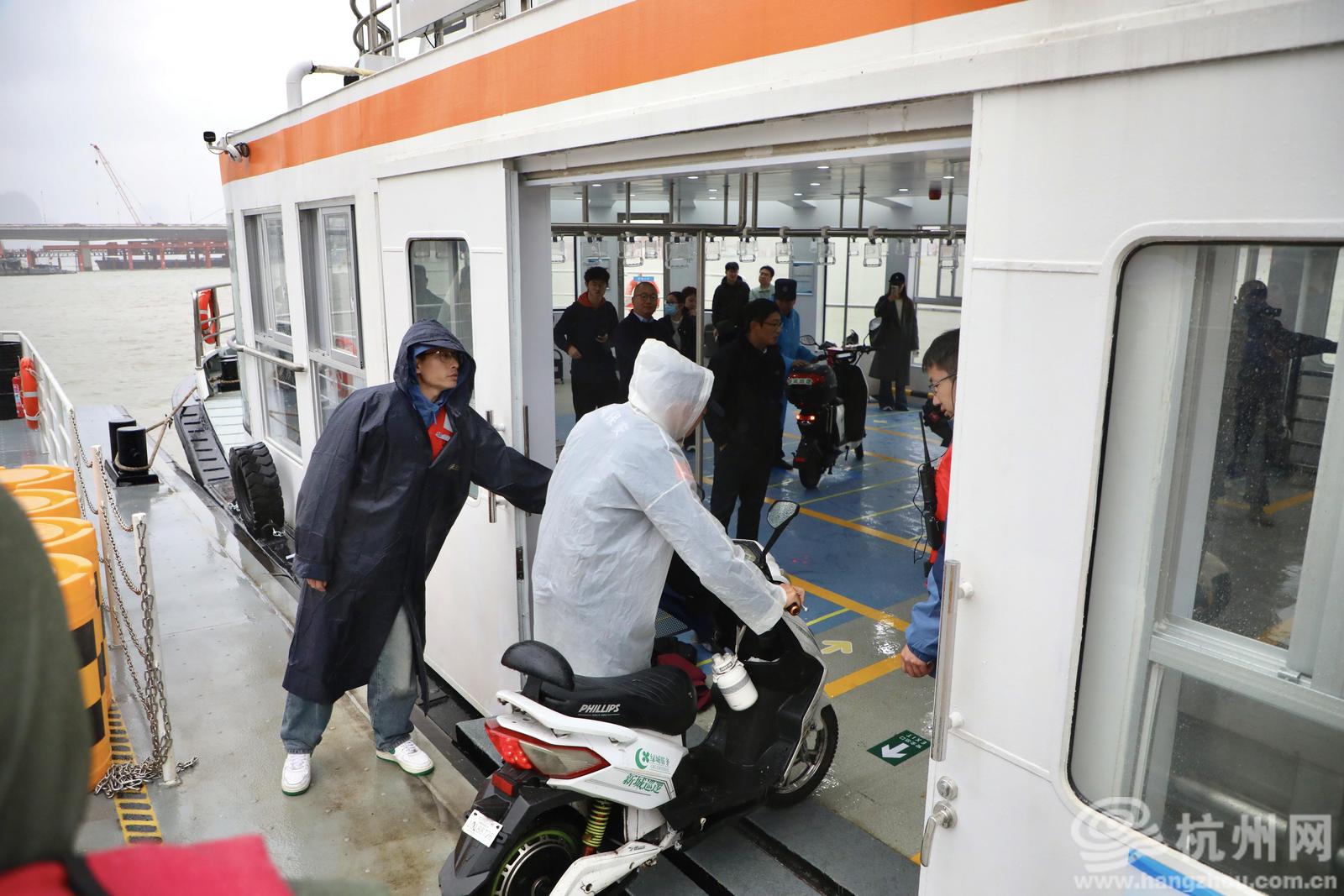 11月17日,杭州网记者跟随工作人员体验非机动车过江轮渡