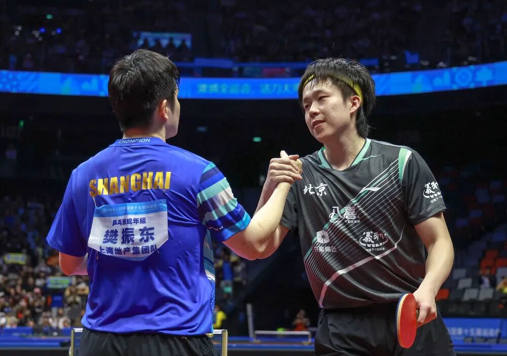 △ 11月15日,樊振东(左)和王楚钦在比赛后握手致意。新华社记者 梁旭 摄