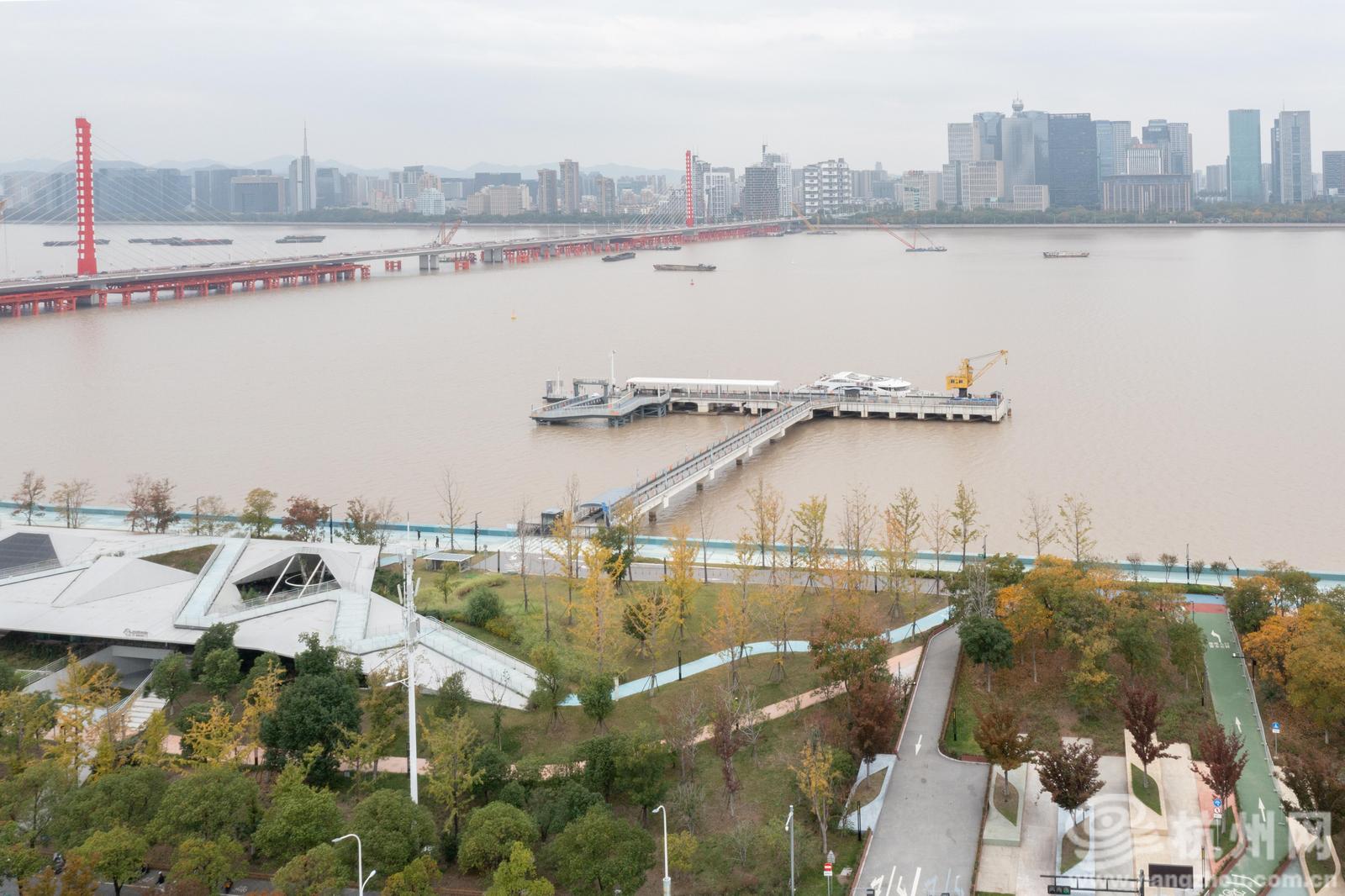 11月12日,记者航拍视角下的非机动车过江轮渡口