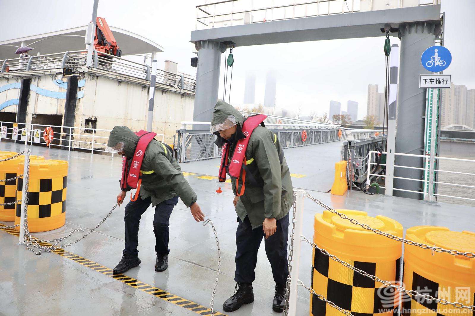 11月17日,杭州网记者跟随工作人员体验非机动车过江轮渡