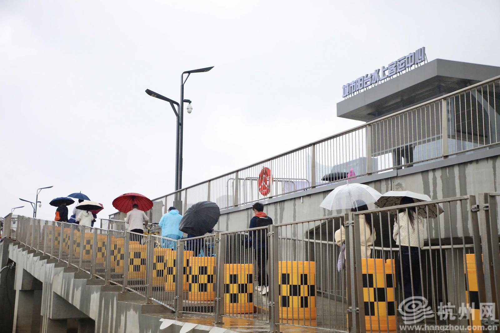 11月17日,杭州网记者跟随工作人员体验非机动车过江轮渡