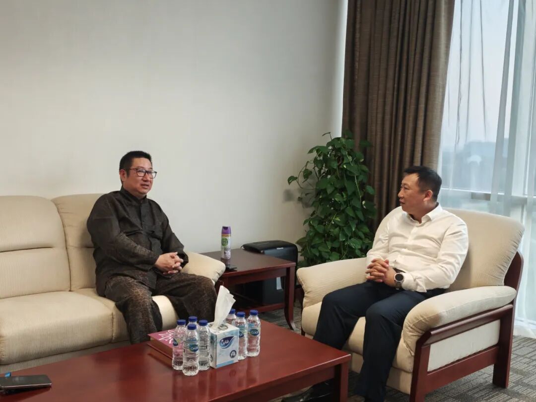 浙江省博物馆党委书记、馆长纪云飞(左一)阿联酋中国商会会长、中石油中东地区公司总经理陈欣荣(右一)