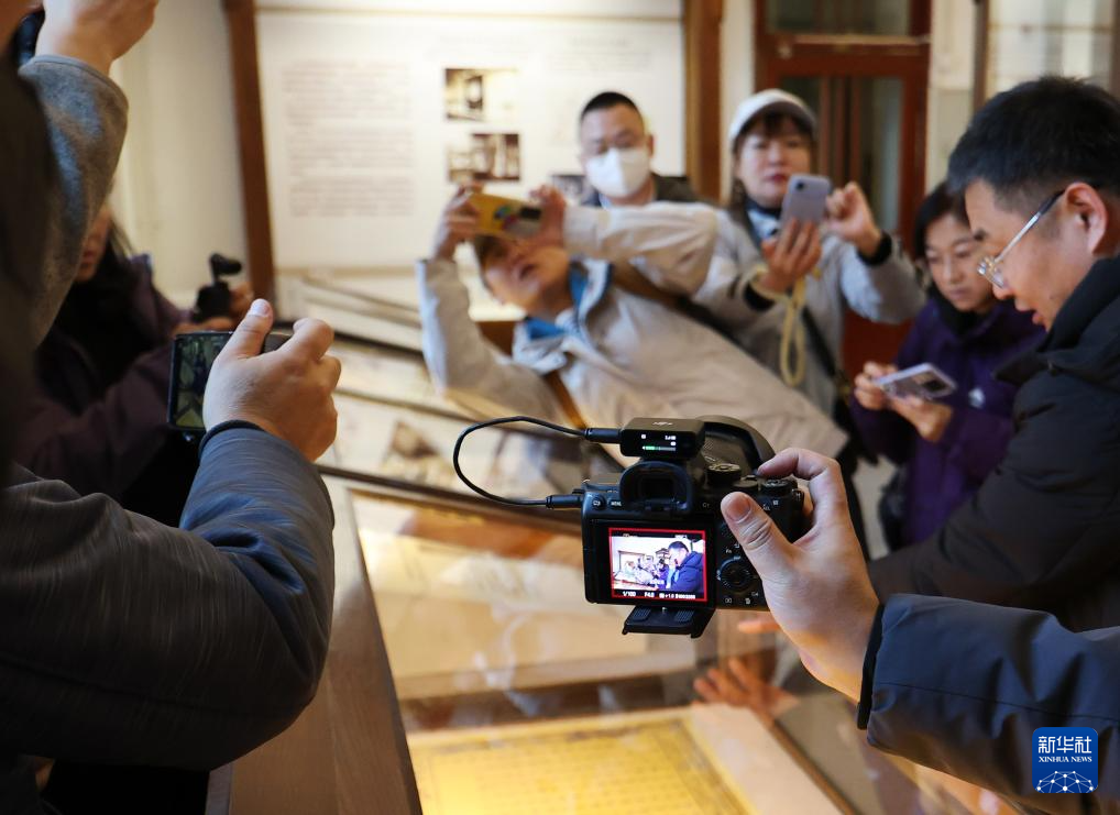 11月28日，在辽宁大连旅顺博物馆，媒体工作者拍摄展出的“明谕琉球国王敕”（仿制品）。新华社记者 李钢 摄