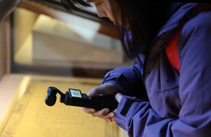 11月28日,在辽宁大连旅顺博物馆,媒体工作者拍摄展出的“明谕琉球国王敕”(仿制品)。新华社记者 李钢 摄