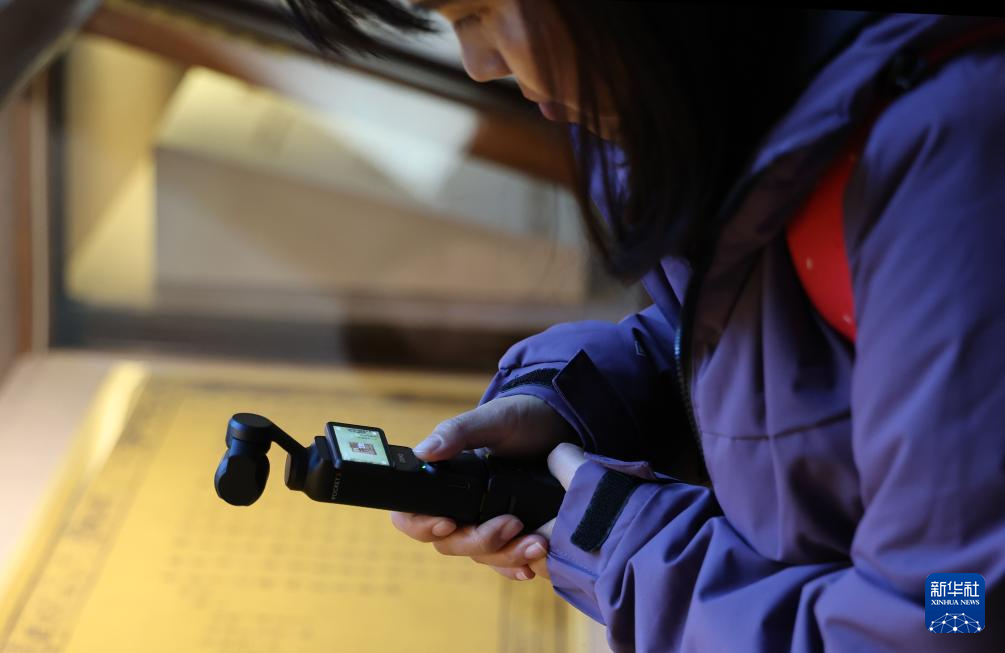 11月28日，在辽宁大连旅顺博物馆，媒体工作者拍摄展出的“明谕琉球国王敕”（仿制品）。新华社记者 李钢 摄