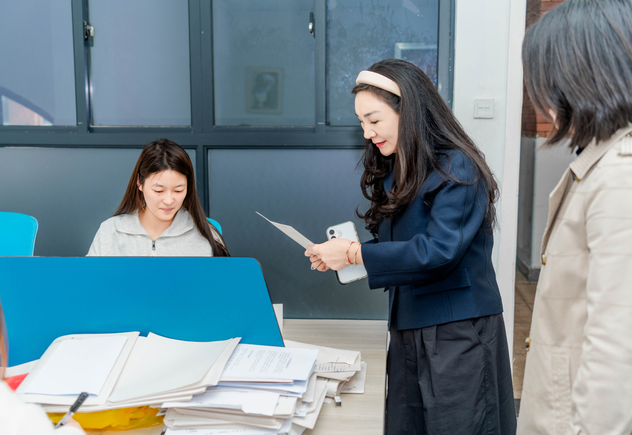 沈吸春在教师办公室 配图3