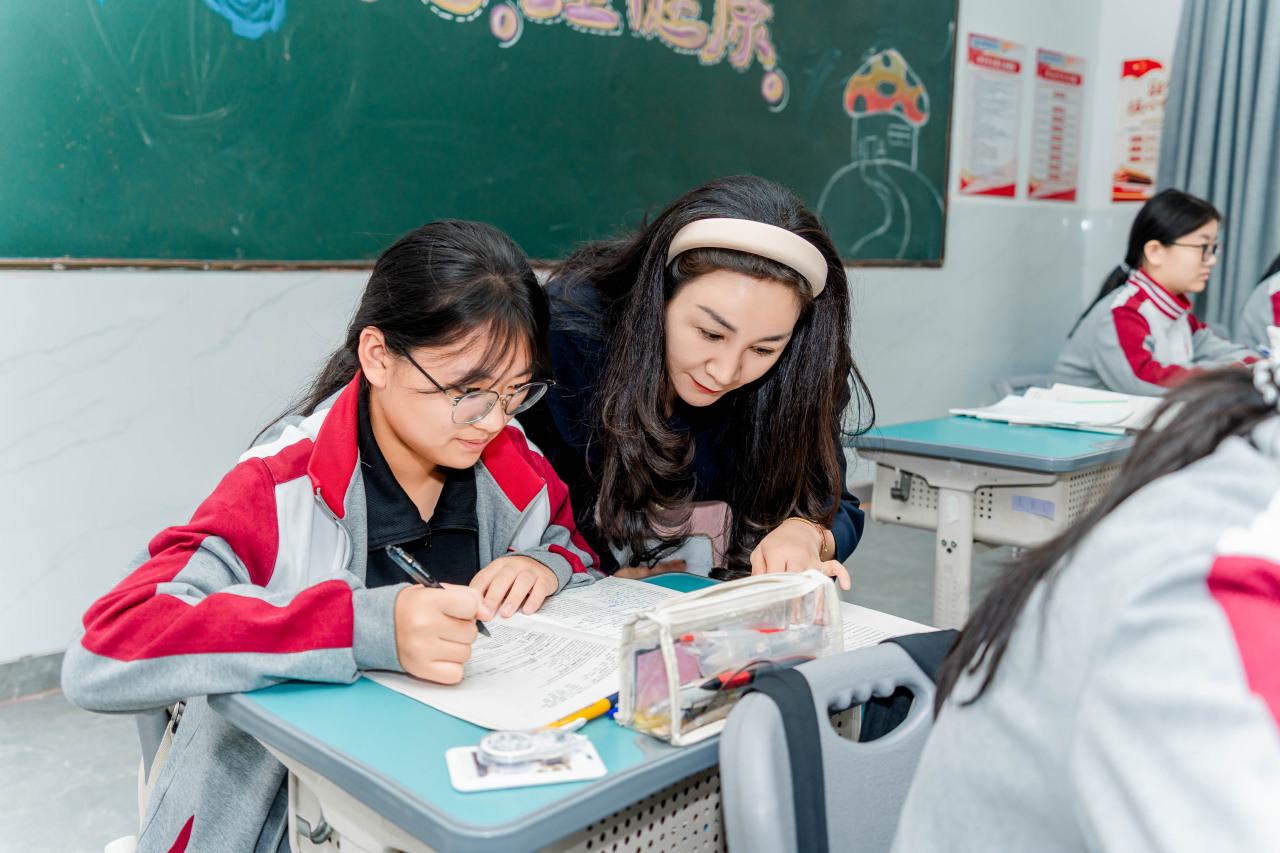 沈吸春在教室了解学生学习情况 配图4