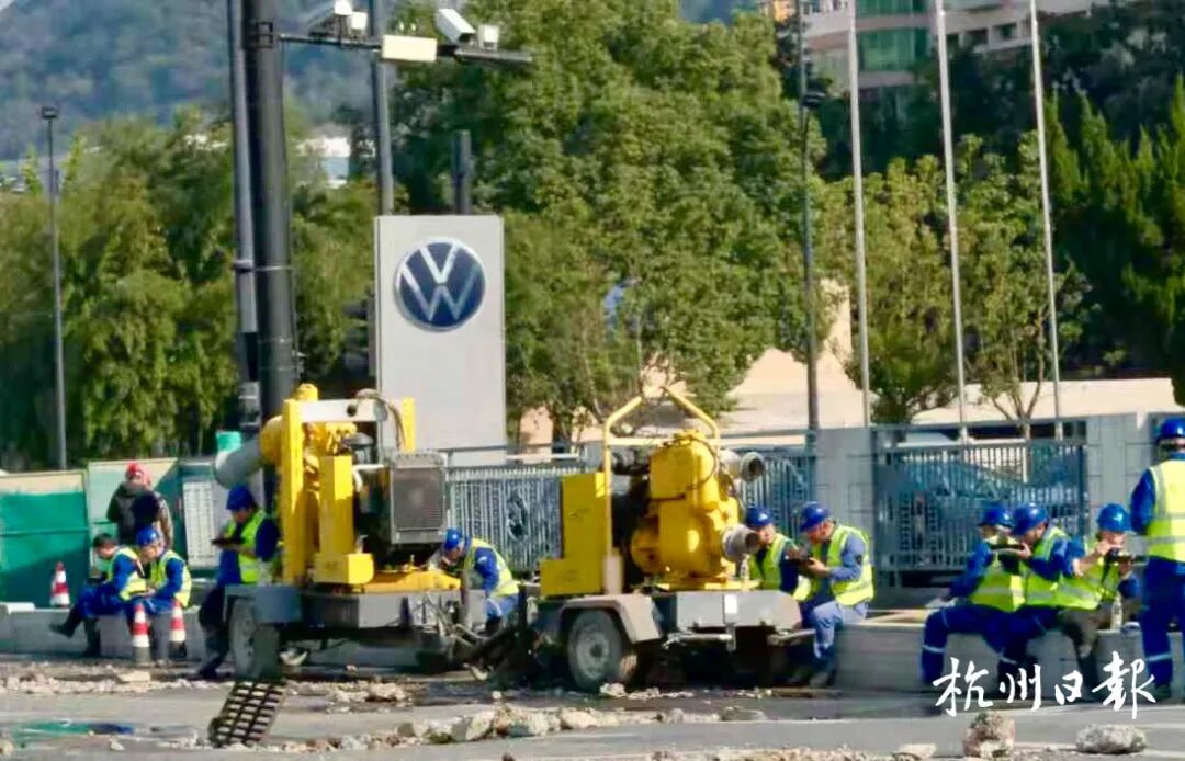 现场施工人员加紧抢修管道,下午两点后在路边休整、吃饭