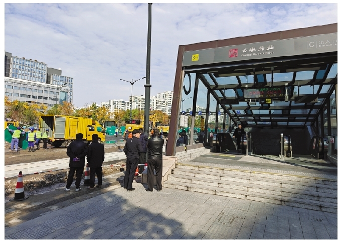 地铁3号线古墩路站C进出口恢复通行。