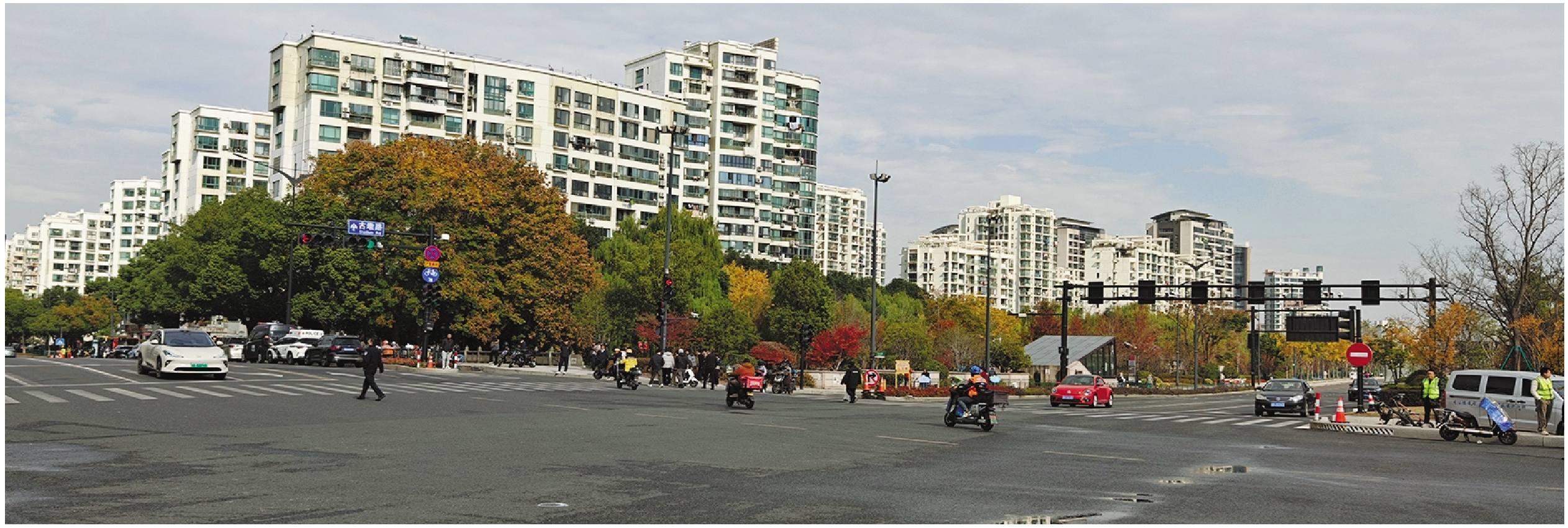 天目山路古墩路口3个方向交通恢复。