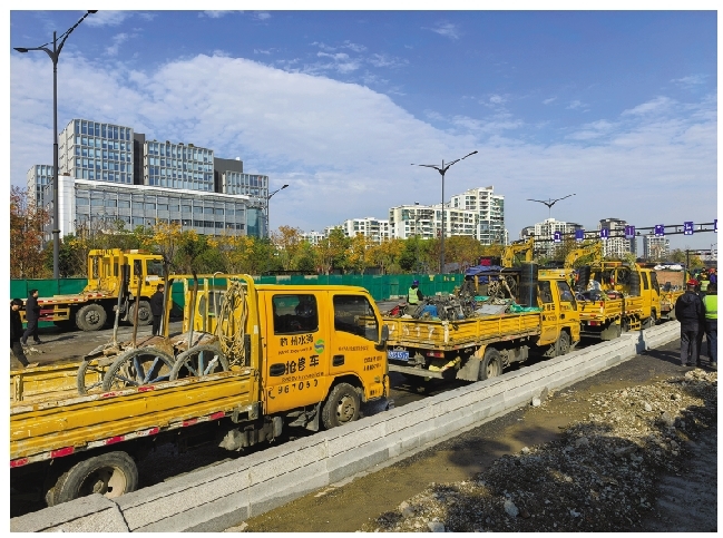 水务抢修车辆装载施工工具现场待命。