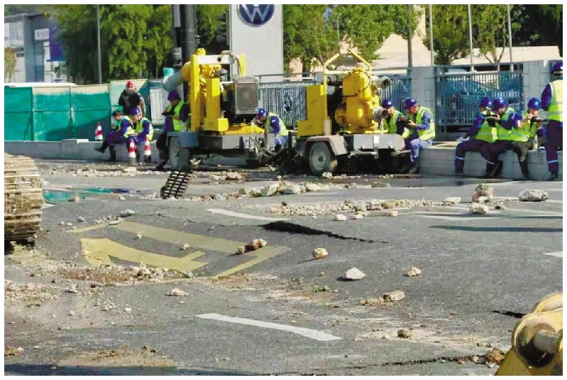 水务抢修人员抓紧修复水管,下午2点才吃饭休整。