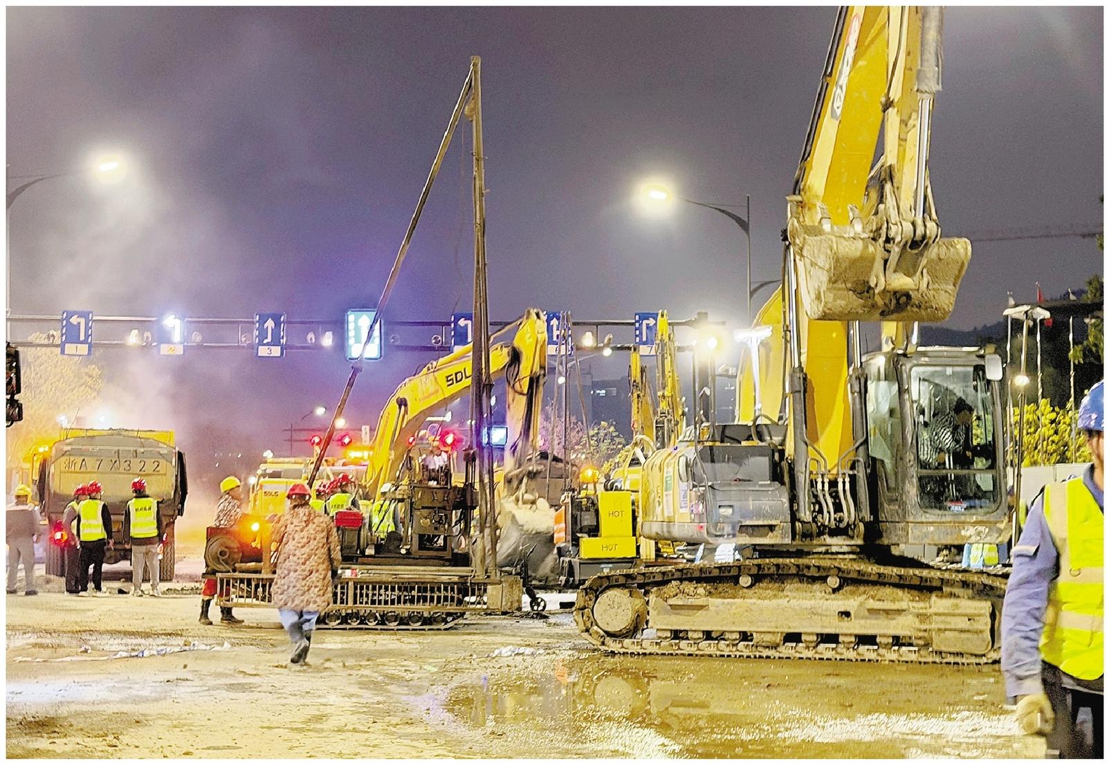 晚上7点半,抢修仍在进行中。