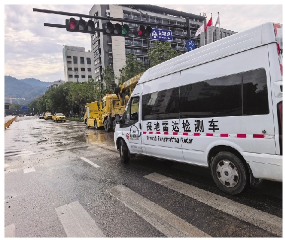 探地雷达检测车赶到现场。