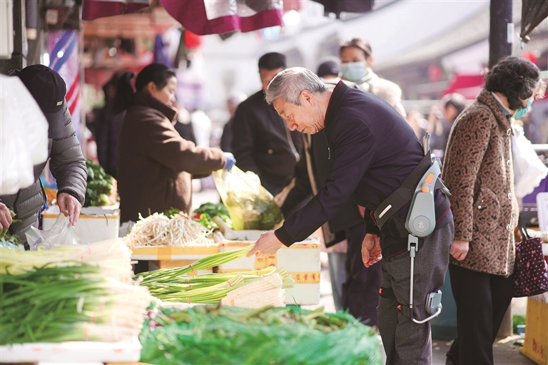 外骨骼设备,助力老人行走。程天科技供图