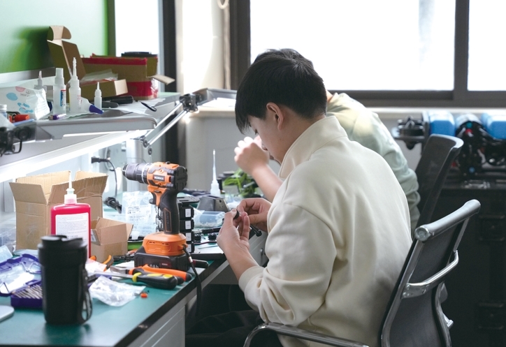 研发人员在制作灵巧手