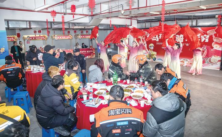 1月22日,滨江区浦沿街道信诚社区举办骑手小哥暖心年夜饭活动。 本版摄影 记者 陈中秋
