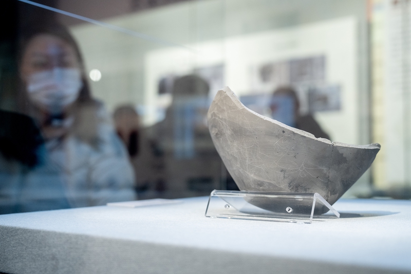 浙江省博物馆历史研究部馆员、策展人吴丝禾向记者介绍:“本次展览已是浙江省年度考古成果展的第二期。今年,我们进一步拉近公众与考古工作的距离——将全部25个入围项目悉数搬进展厅,不仅让观众第一时间接触最新考古发现,还能亲自参与互动,为自己心中最值得关注或最具热度的项目投上一票。本次展览将25个入围项目按考古遗址类型进行分类展示,其中尤为引人注目的是来自绍兴稽中遗址的汉代刻划‘牛马纹’与金华园上遗址出土的彩陶豆,充分展现了浙江地区丰富的历史文化内涵。”