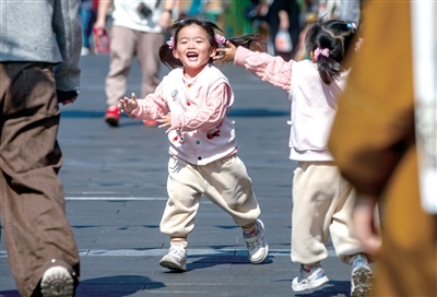 昨天是农历腊月廿八,也是“史上最长”春节假期的第一天,第一批游客已抵达西湖。记者陈中秋摄