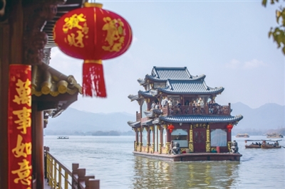 游客坐船游览西湖记者陈中秋摄