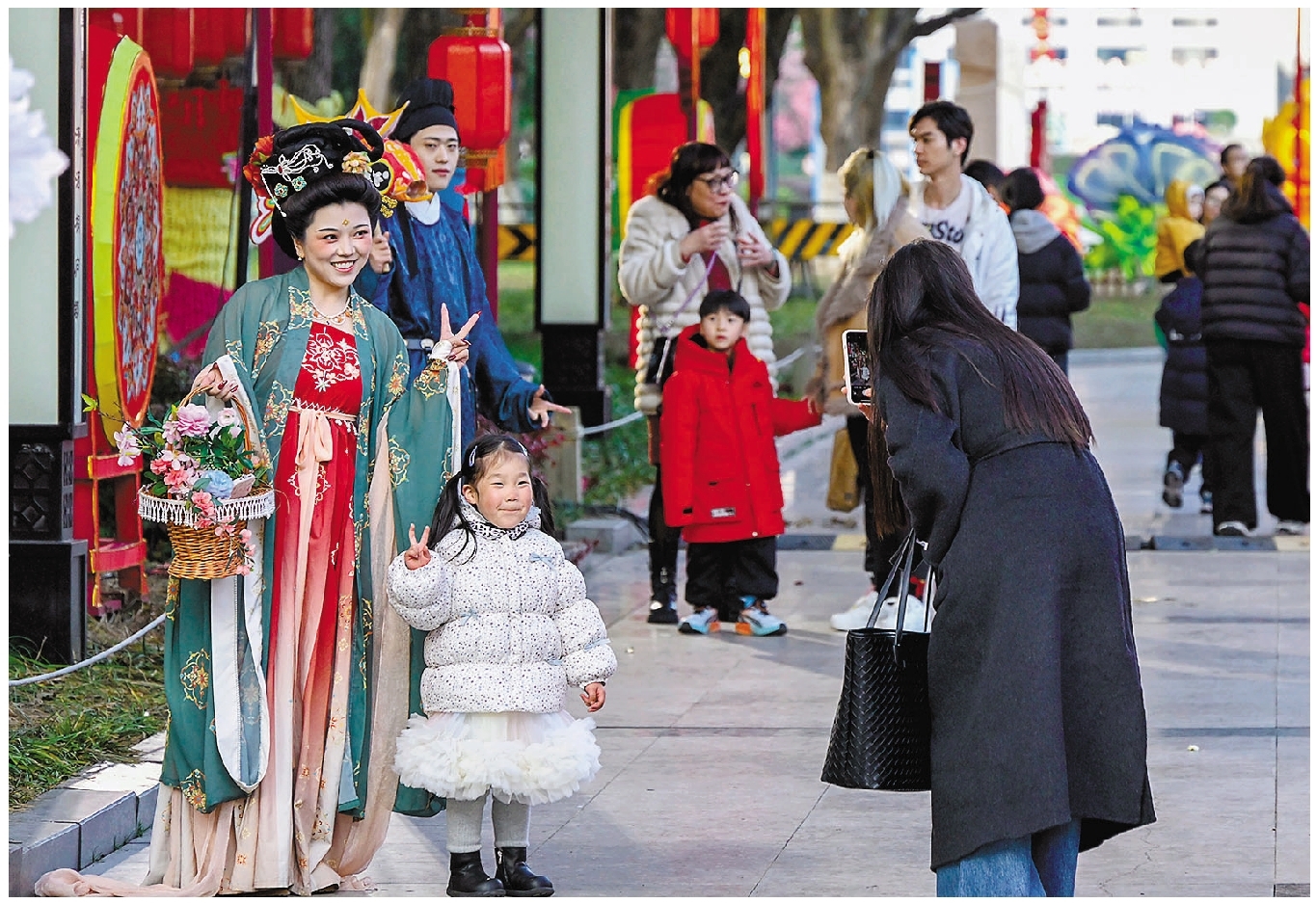 《国色芳华》IP主题沉浸式灯会暨桐乐汇生活市集在桐庐举行。通讯员 黄强 摄 记者 李忠 文