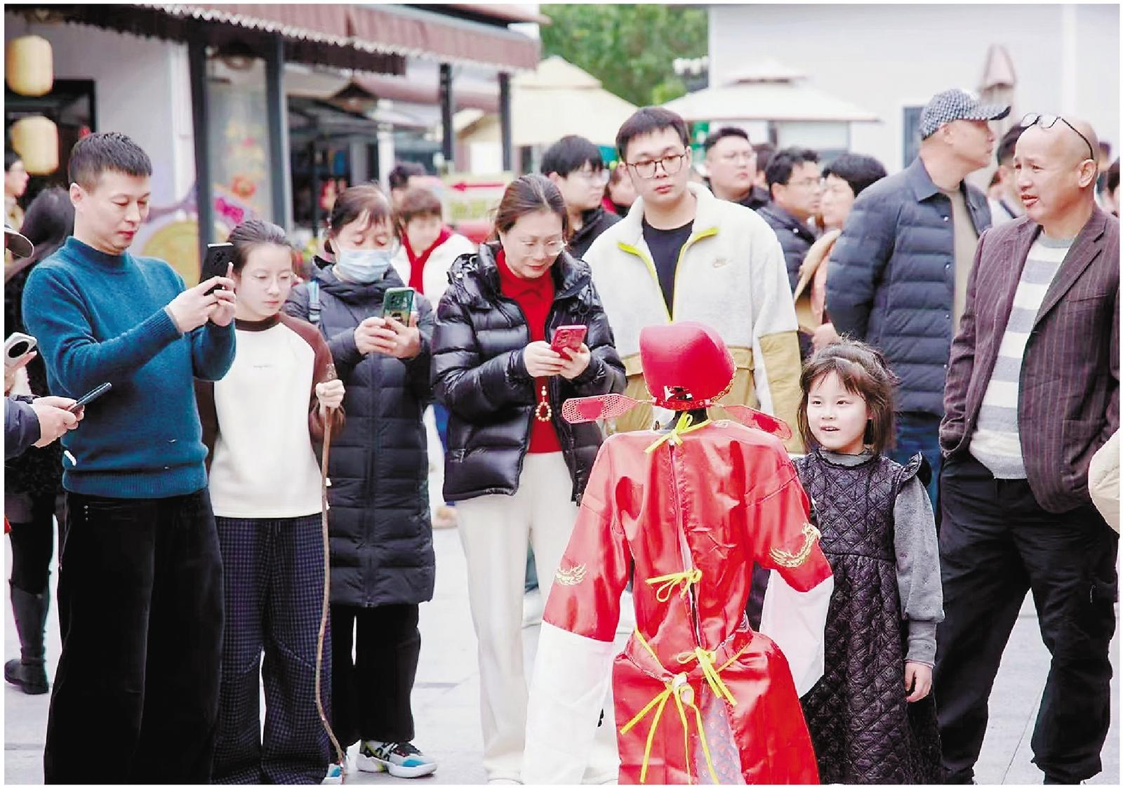 灵山景区新春庙会上,机器人互动环节深受游客喜爱。