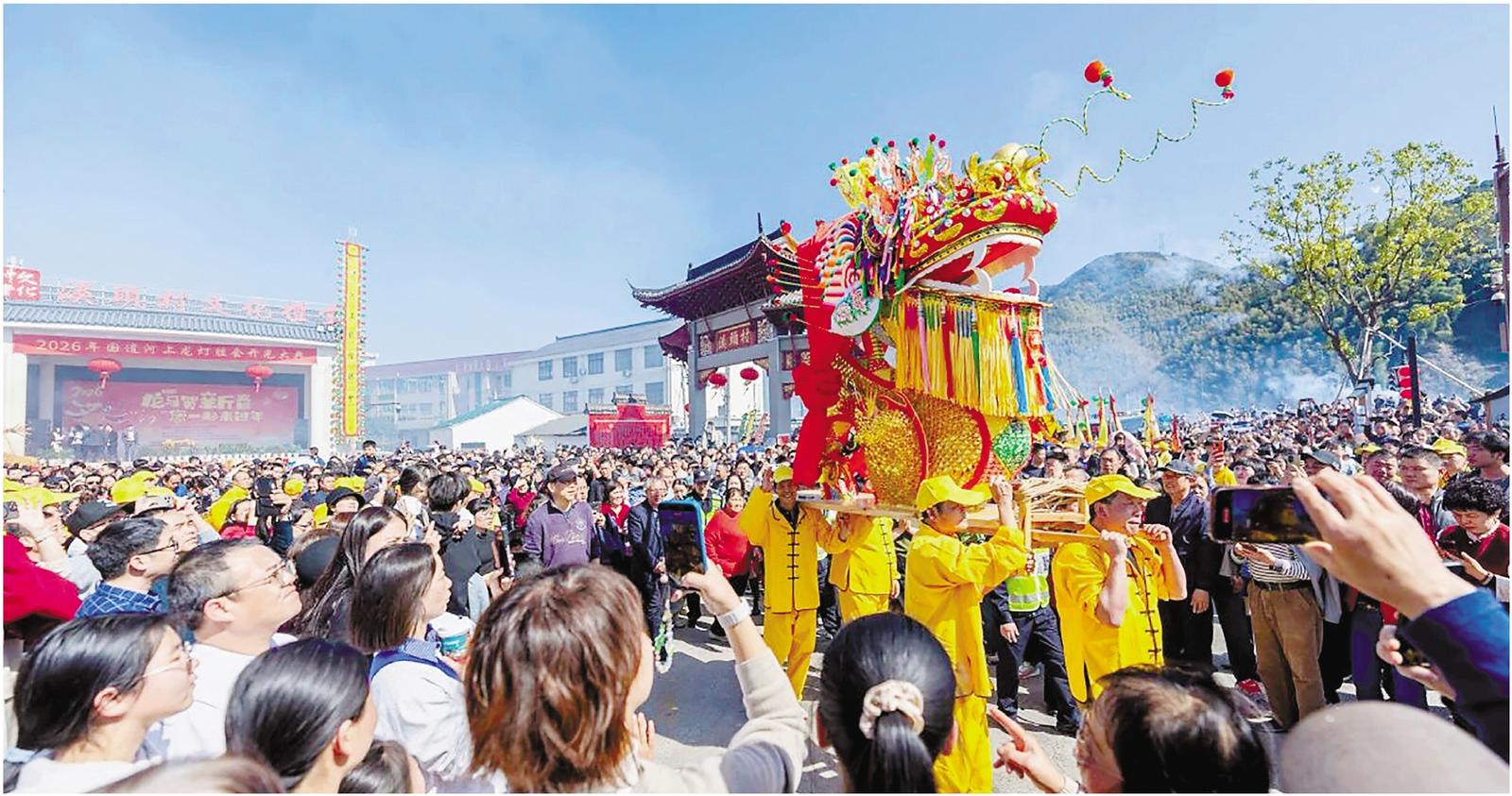 萧山“河上龙灯胜会”。