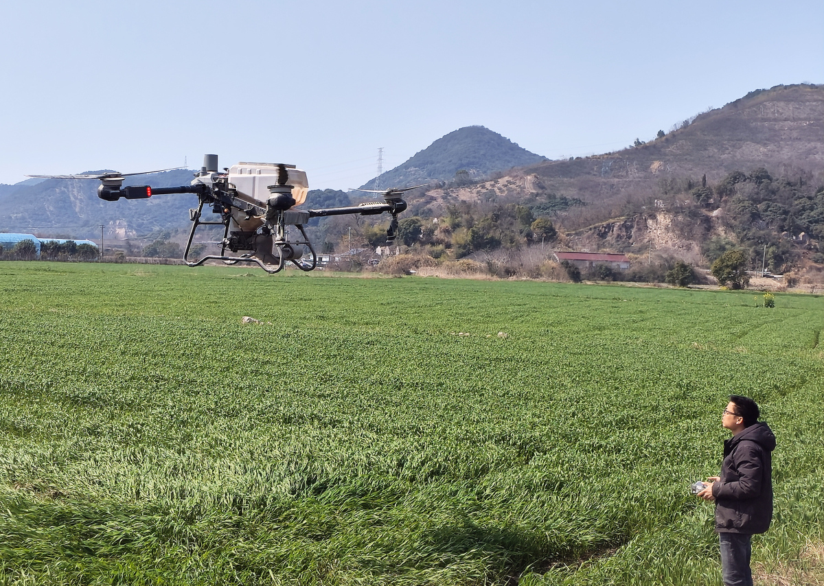 新型植保无人机作业现场。图源 甬派客户端