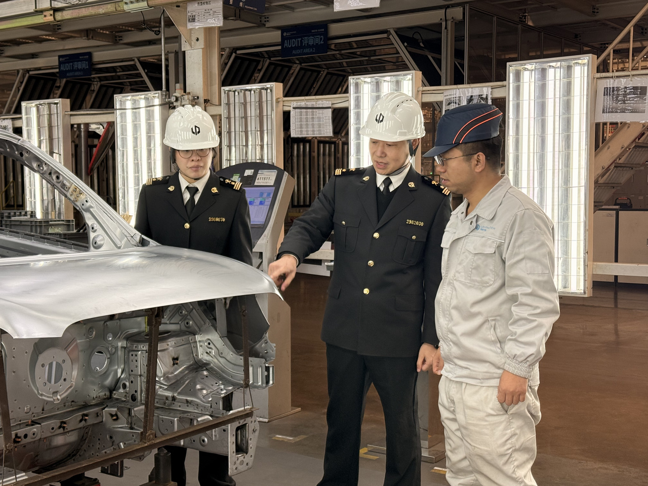 1月12日,浙江零跑汽车有限公司金华一厂总装车间内,金华海关关员正在对企业新能源汽车材料以及车载零部件进行监管。范梦娜 摄