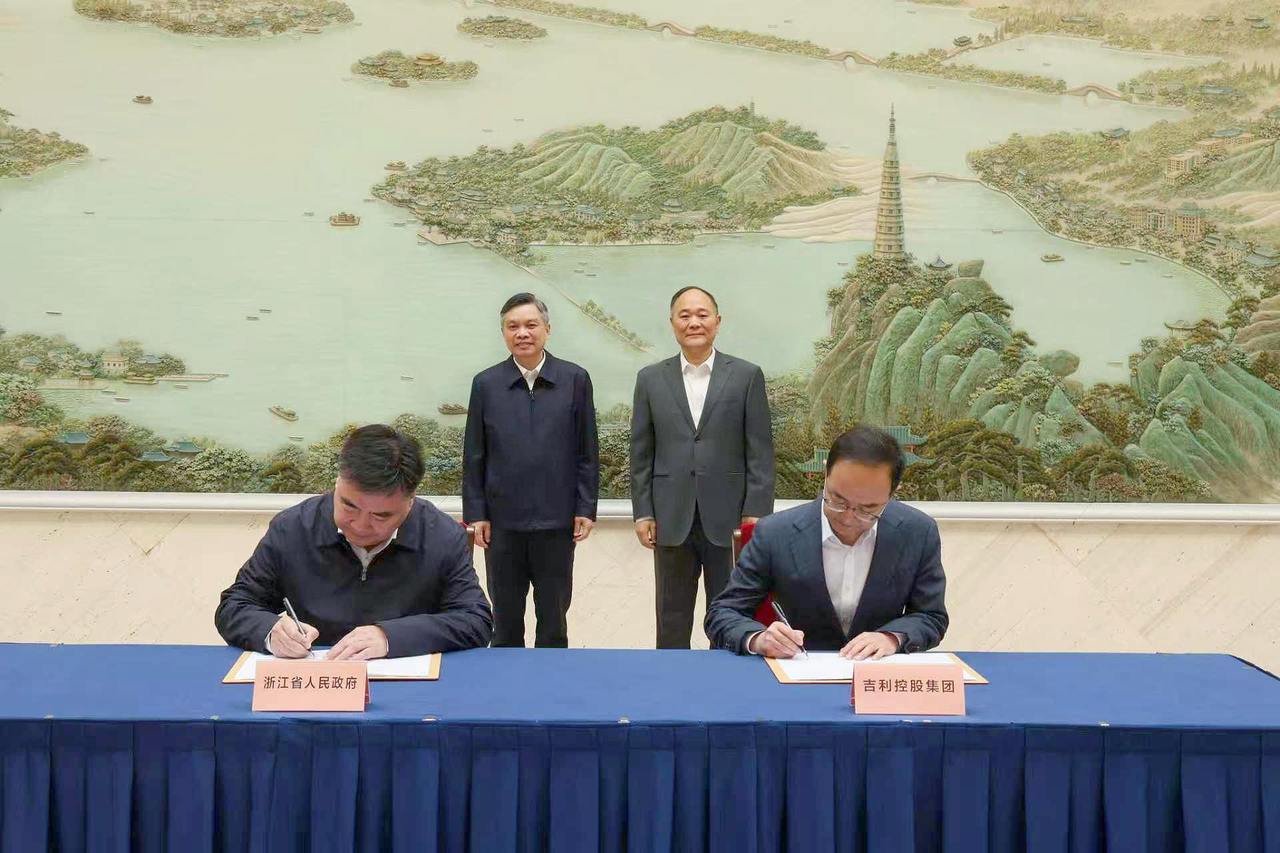 13日,浙江省人民政府与浙江吉利控股集团有限公司签署新一轮战略框架协议。浙江省委副书记、省长刘捷,吉利控股集团董事长李书福见证签约。潮新闻记者 陆乐 摄
