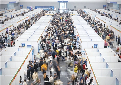 杭州青年人才交流大会吸引3.26万求职者 记者 江玥 摄