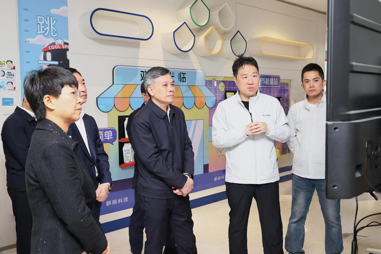 8日上午,省委副书记、省长刘捷在杭州专题调研软件信息服务业高质量发展工作。图为刘捷来到群核科技,听取企业关于空间智能数据平台建设等情况介绍。潮新闻记者 陆乐 摄