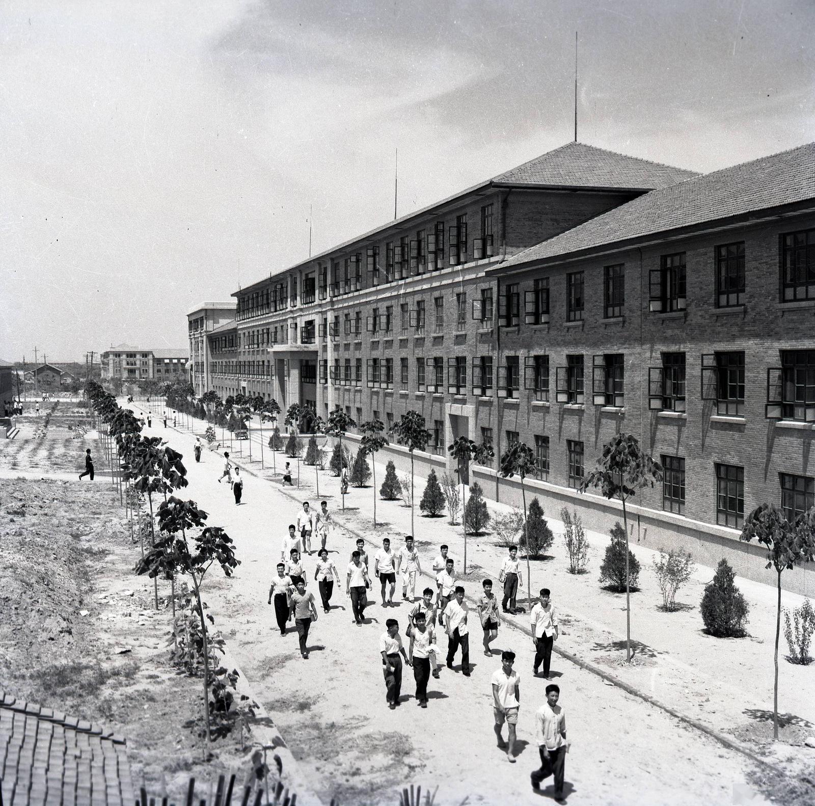 1959年拍摄的西迁后的交通大学校园一景(资料照片)。 1959年拍摄的西迁后的交通大学校园一景(资料照片)。