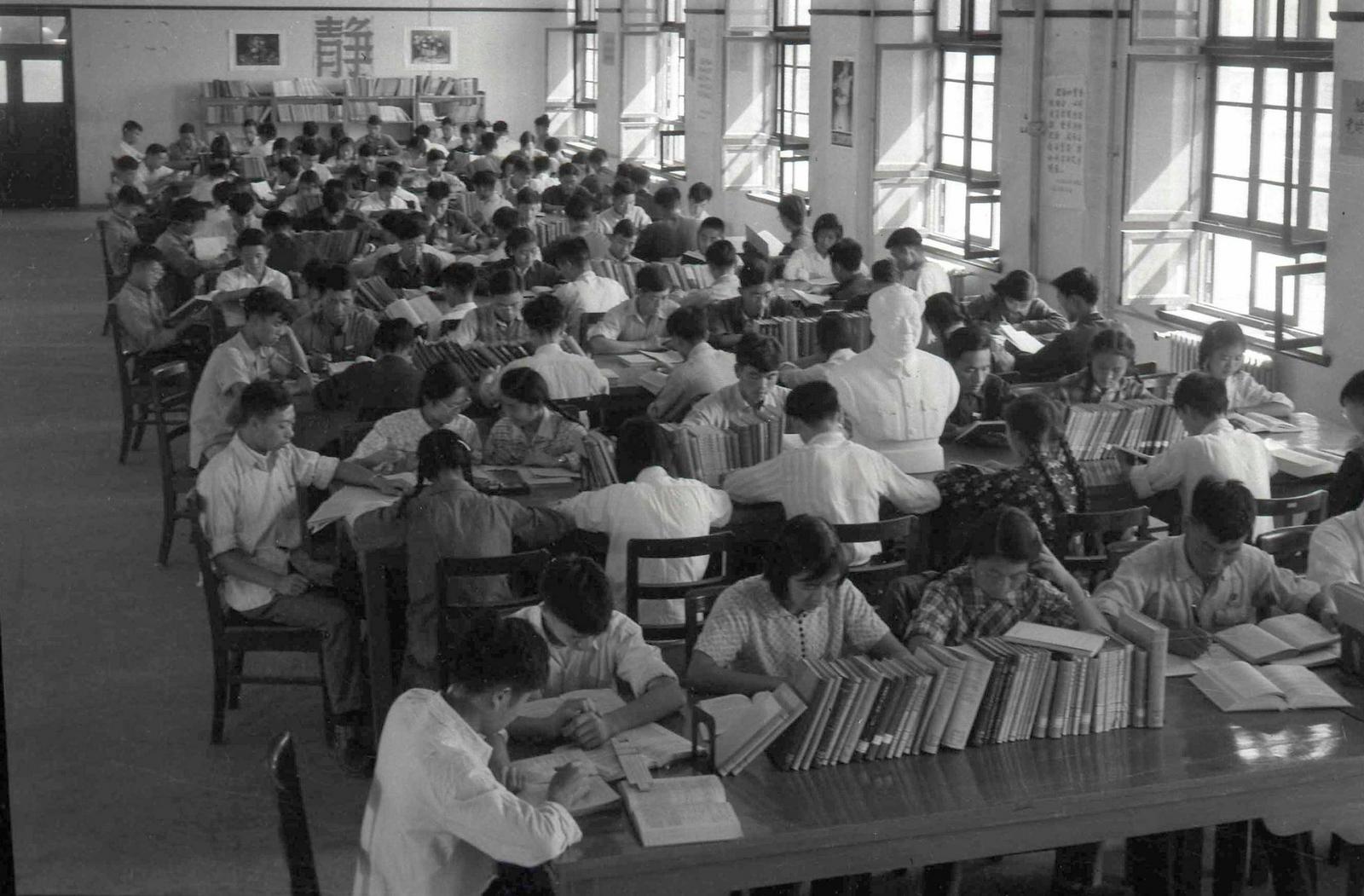 1959年,学生们在西迁后的交大校园图书馆阅览室内学习(资料照片)。 1959年,学生们在西迁后的交大校园图书馆阅览室内学习(资料照片)。