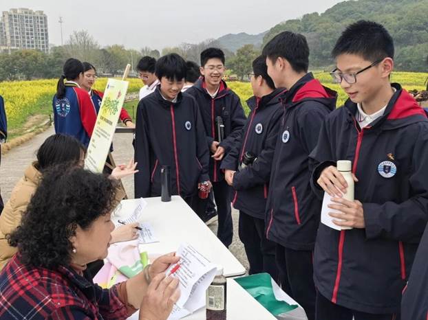 把语文课搬进油菜花田:杭州这所中学“六星级”春日挑战记