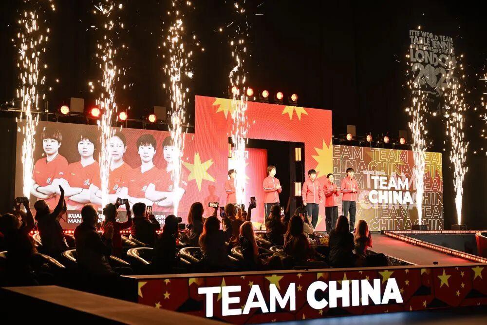 5月10日,中国队在伦敦世乒赛团体赛女团决赛入场。新华社记者 连漪 摄